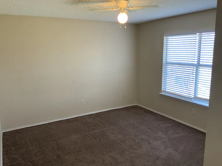 705 Little Fox Ln — Photo 32