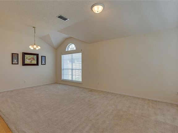 4th image of 1012 Windsor Dr