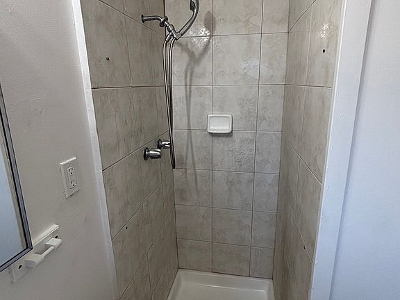 4th image of 1315 Harbor St #4