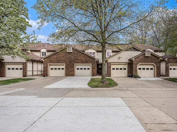 35024 Hidden Cove Ct, Harrison Township, MI 48045