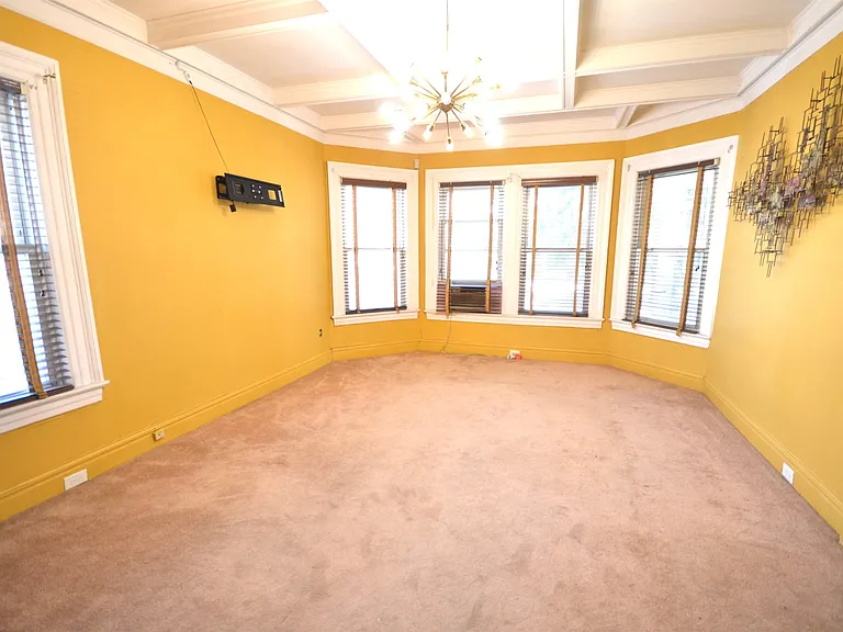 572 E 25th St #1 — Photo 6
