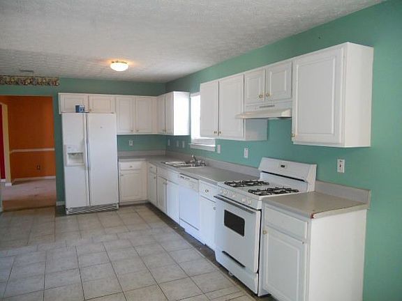 5th image of 411 Yellow River Ln
