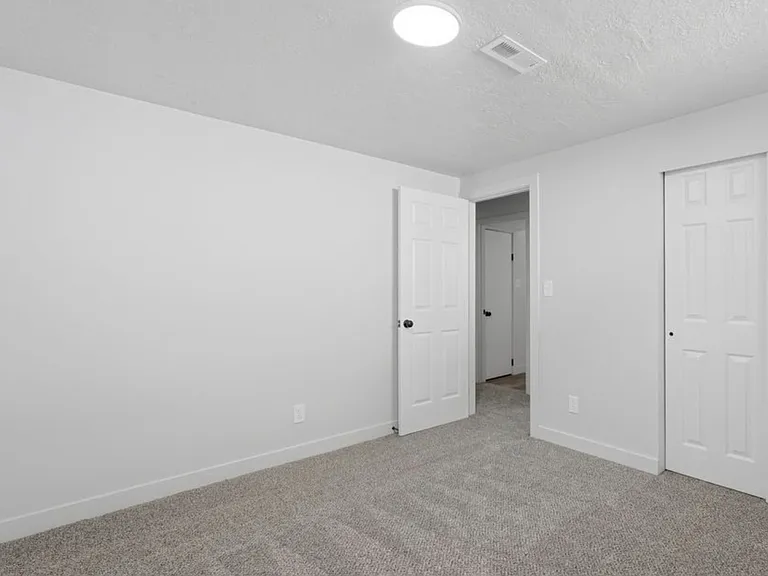 1712 E Hillsboro Dr — Photo 7