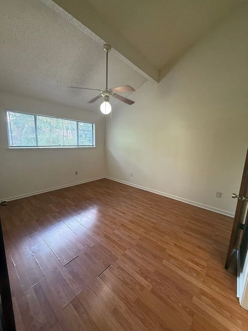 Beautiful and spacious townhome with cathedral ceilings. Ready for you to make it home. — Photo 4