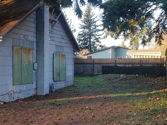 3rd image of 6921 SE Crystal Springs Blvd