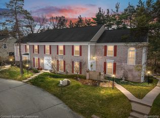 1367 Autumn Ln, Rochester, MI 48306