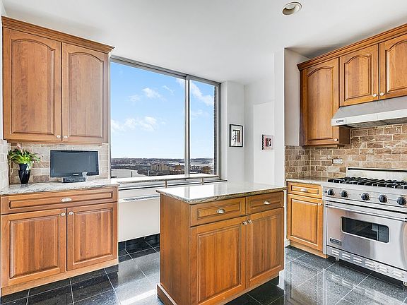 5th image of 360 E 88th St Penthouse 1B