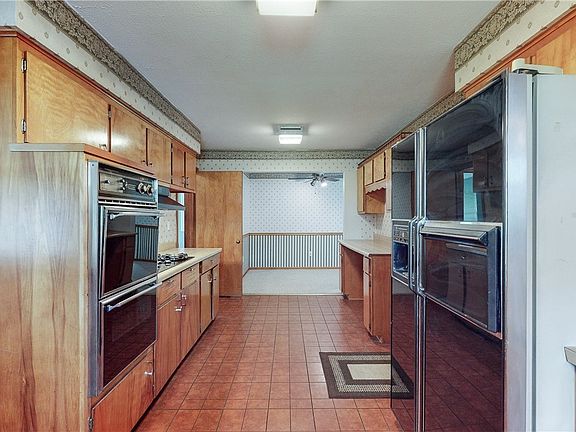 5th image of 704 Locust Dr