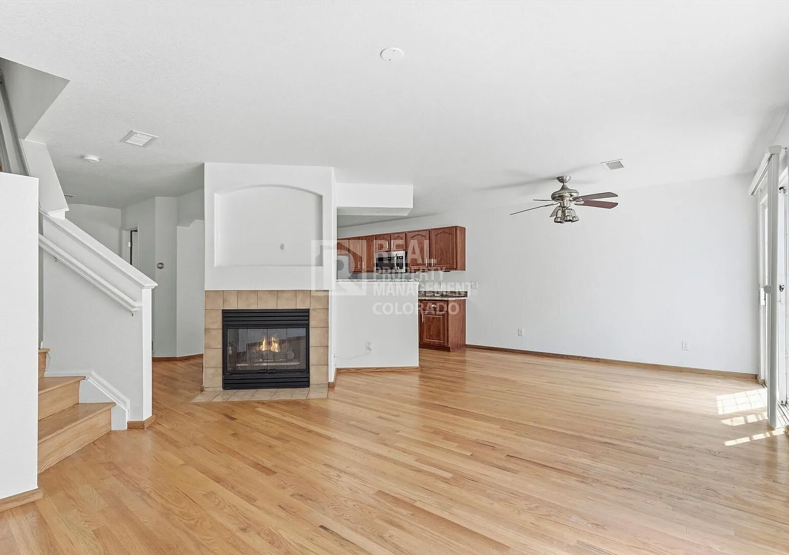 Spacious 2-Bedroom Condo With Attached 1 Car Garage and Gas Fireplace. — Photo 4