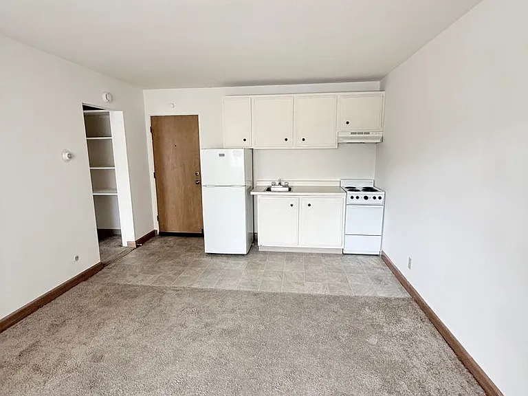 MAY RENT FREE - Sign on this Studio today! — Photo 17