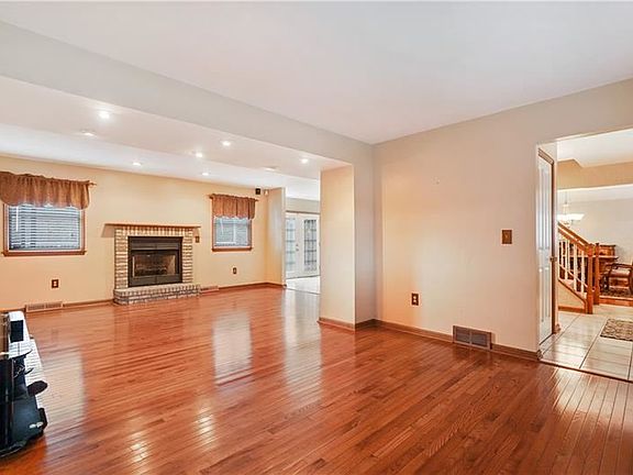3rd image of 2432 Briarhill Ct