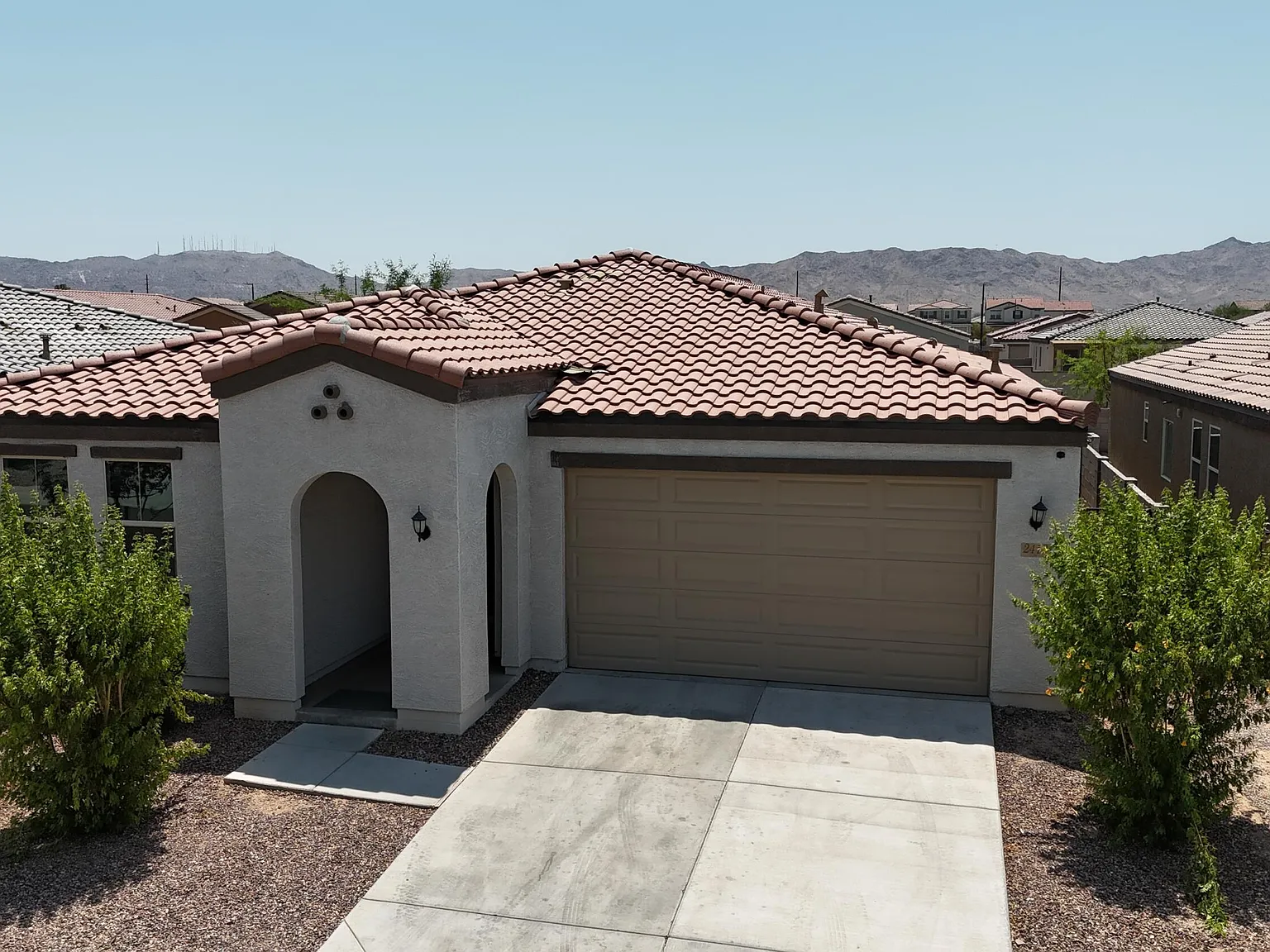 4 bed, 2.0 bath, 2124 sqft, $2,800 — Photo 1