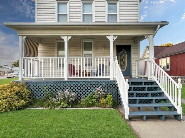 912 13th Ave, Menominee, MI 49858