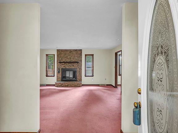5th image of 702 Prairie Lane Dr