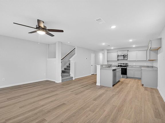 5th image of 706 Universal St