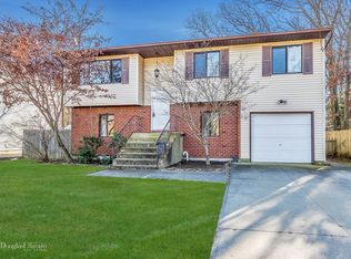 443 E John St, Lindenhurst, NY 11757