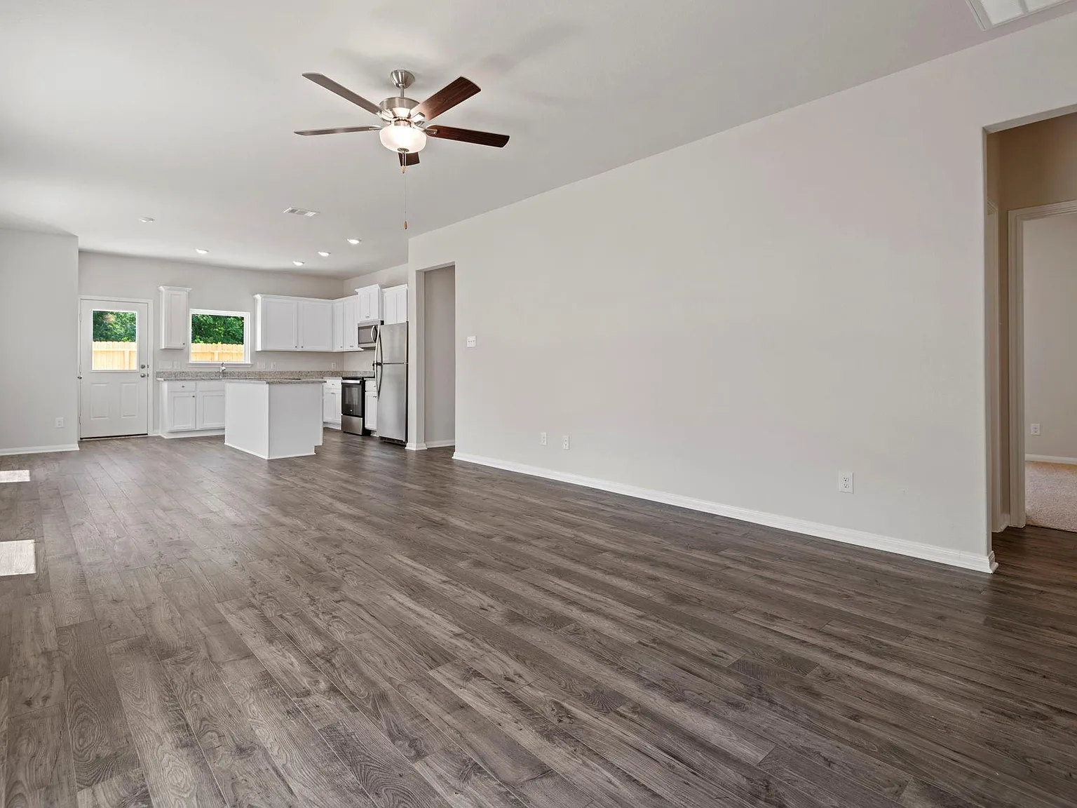 4 bed, 2.0 bath, 1506 sqft, $2,400 — Photo 3