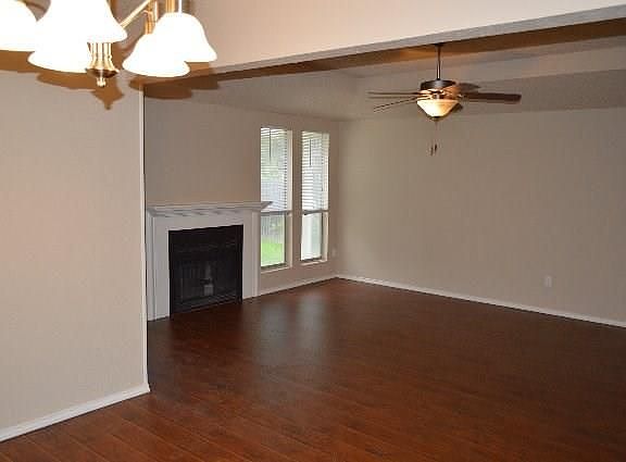 4th image of 2423 Beverly Hills Ln