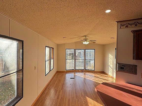 5th image of 302 Edgewater Pines Dr