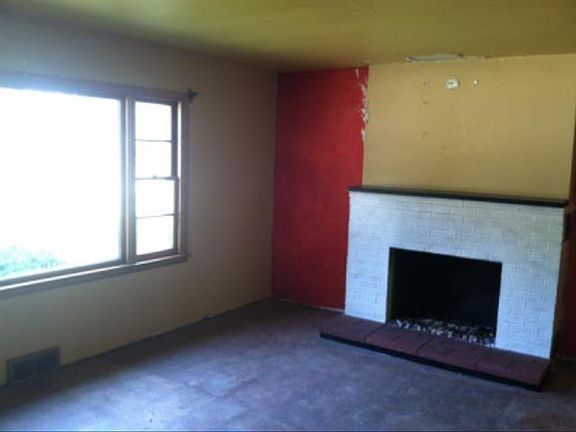 2nd image of 156 W Lake Park Pl