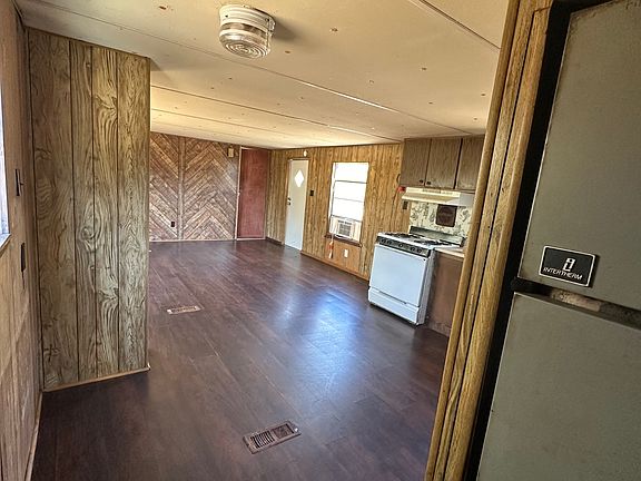 5th image of 613 W 4th St