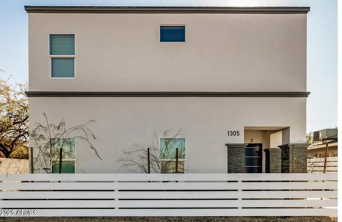 Building Photo - 1305 E Madison St #3
