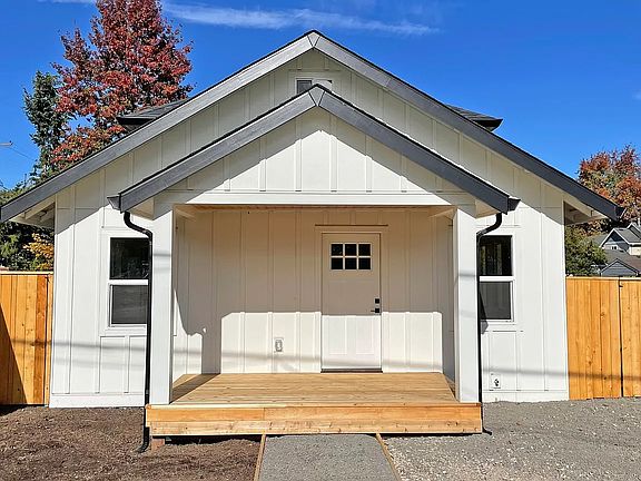 Large front covered porch to take in the sunshine