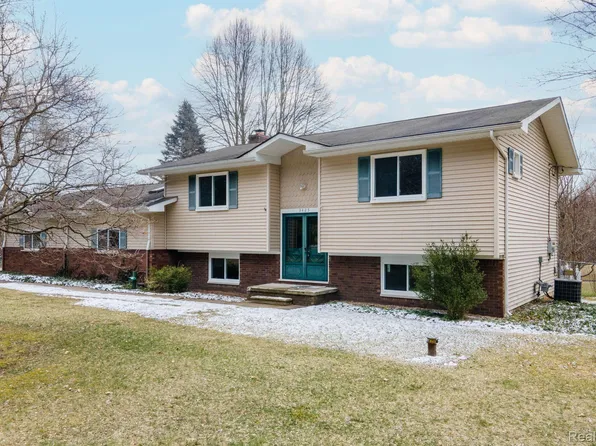 3425 Indianwood Rd, Lake Orion, MI 48362