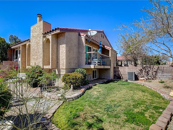 3rd image of 1310 Capri Dr APT C