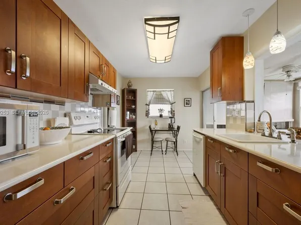124 SW 10th St, Boynton Beach, FL 33426