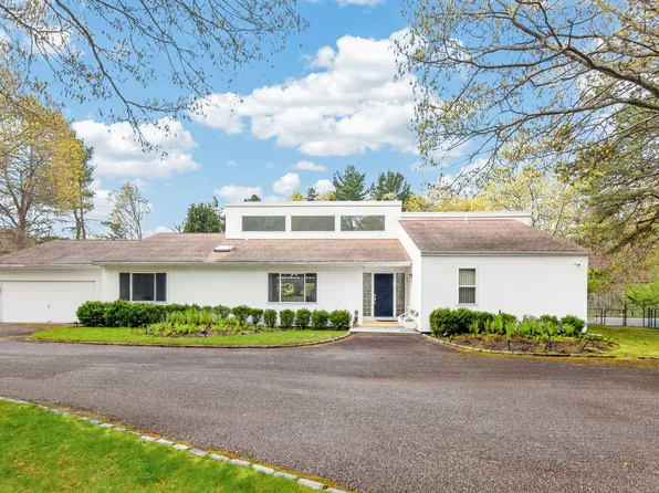 1 Whipporwill Ln, East Quogue, NY 11942