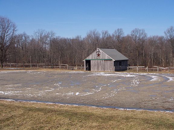 Riding ring, 3 fenced paddocks