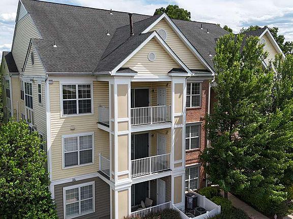 4th image of 20920 Cedarpost Sq Unit 300
