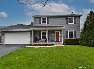 511 Pinewood Dr, North Aurora, IL 60542