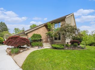 785 River Bend Dr, Rochester Hills, MI 48307