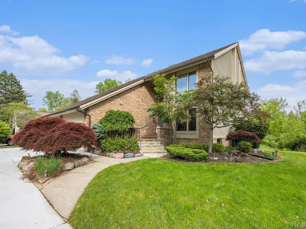 785 River Bend Dr, Rochester Hills, MI 48307