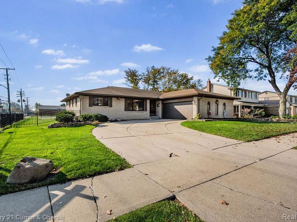 26209 Lawrence Dr