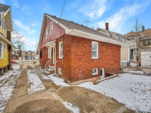 3rd image of 10904 Parkhurst Dr