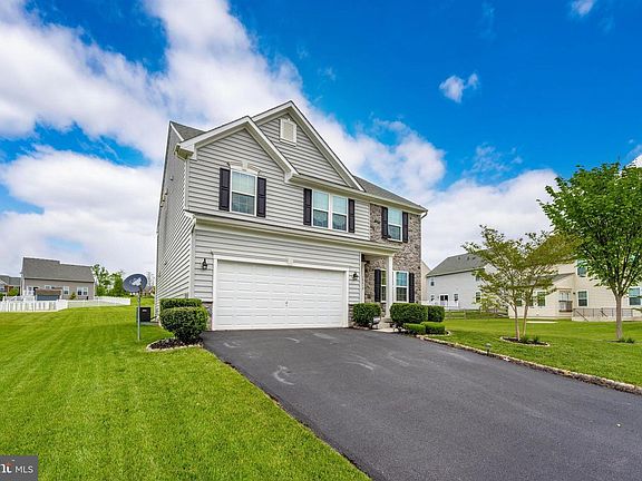 3rd image of 18410 Roslin Pl