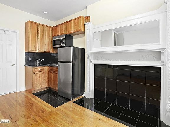 3rd image of 19 W 68th St APT 4R