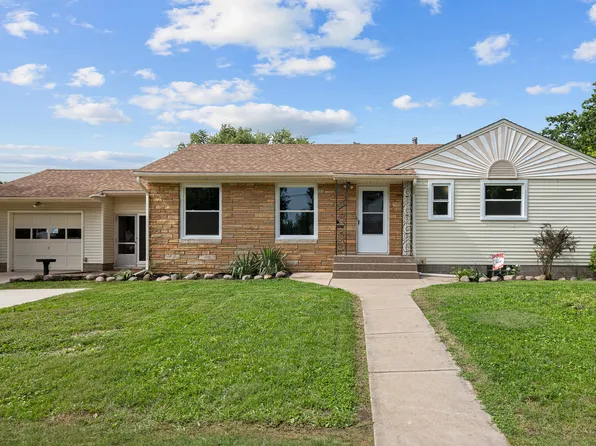 828 10th St, Bettendorf, IA 52722