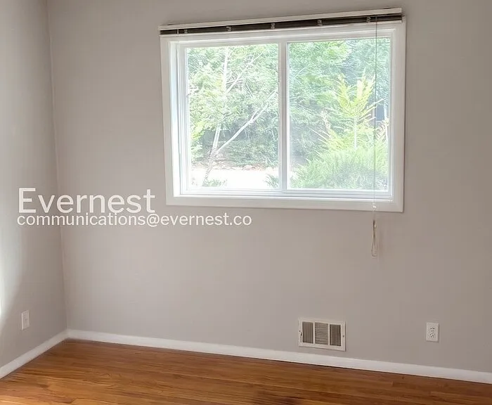 380 Martin Dr — Photo 8