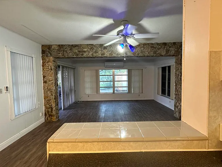 7000 SW 11th St — Photo 13
