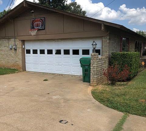 4th image of 215 Camelia Ave