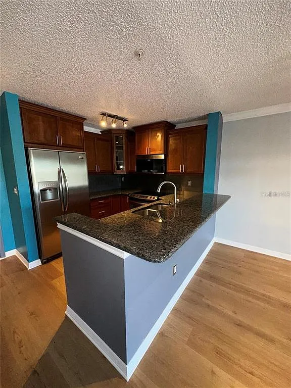 2 bed, 1.0 bath, 887 sqft, $2,100 — Photo 2