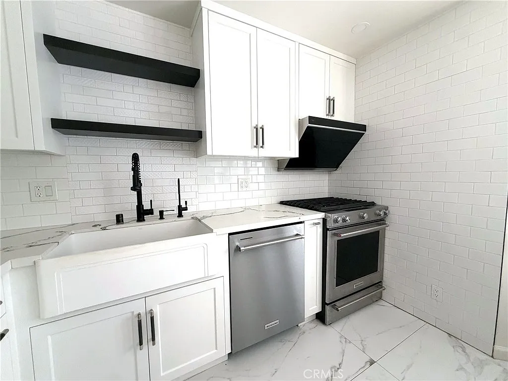 2 bed, 2.5 bath, 1029 sqft, $3,750 — Photo 3