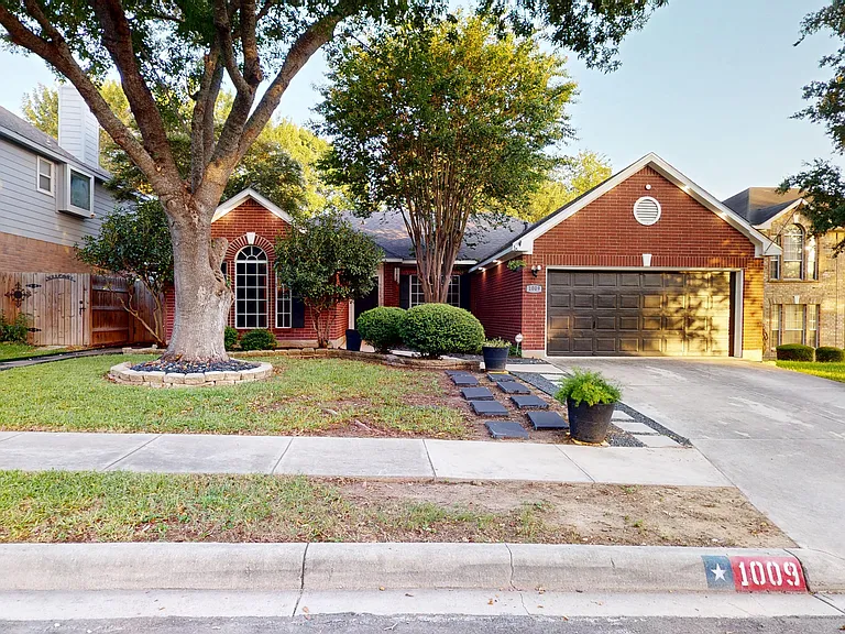 1009 Crimson Cove Dr — Photo 1