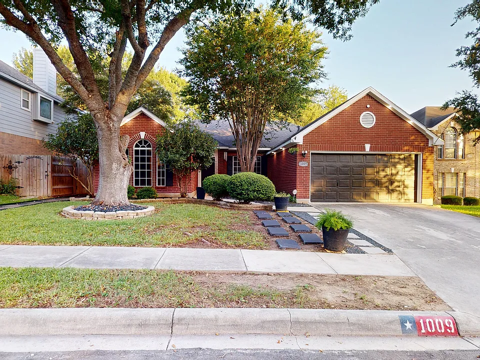 1009 Crimson Cove Dr