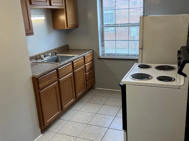 539 Telford Ave #D — Photo 3