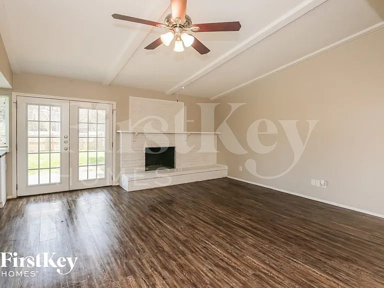 1316 Royal Oak Dr — Photo 2